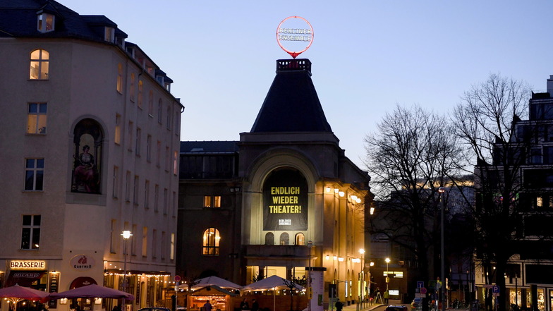 Blick auf das Theater des Berliner Ensembles, das mit der Vorstellung "Panikherz" im Rahmen des Pilotprojekts wieder seine Türen öffnete.
