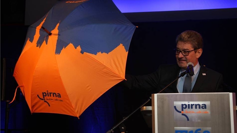 Klaus-Peter Hanke würdigt Engagement zum Neujahrsempfang der Stadt und schenkt der Ehrenamtspreisträgerin Veronika Sperling einen Schirm mit Pirna Motiven.