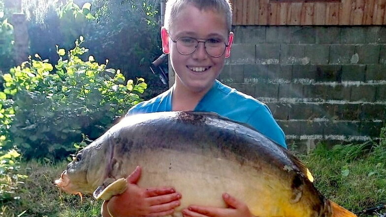 Fabian Jurisch (11) aus Kamenz holte in den Sommerferien einen kapitalen Karpfen aus dem Wasser, der 92 Zentimeter lang war.