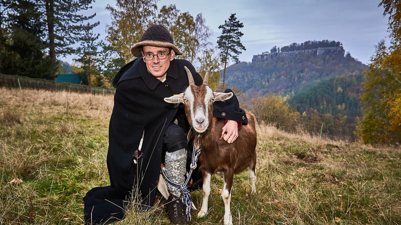 Die Mission Ziegenabtrieb kann beginnen: Ziegenhirte Patu alias Patrick Pietsch mit einem seiner Tiere in Pfaffendorf.