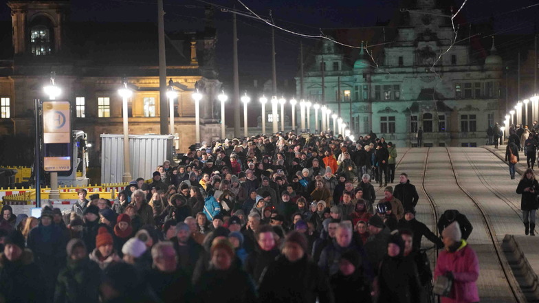 Ein Protestzug von Corona-Impfgegnern zog sich vom Altmarkt über die Augustusbrücke bis zum Sozialministerium in Dresden. Polizei begleitete den Zug.