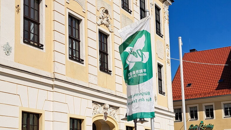 Neue Flagge vor dem Radeberger Rathaus.