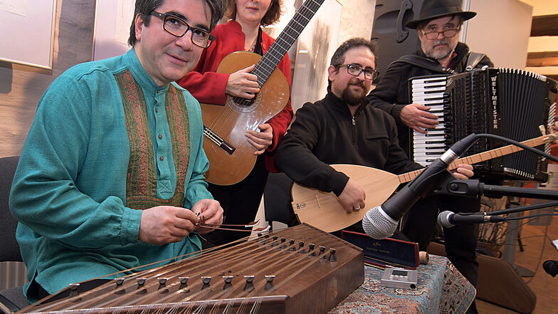 Sie haben auf Gut Gödelitz gemeinsam musiziert: Vahid Shahidifar mit seiner Santur (von links), Ina Friebe mit der Gitarre, Ali Pirabi mit der Saz, einer Laute, und Paul Horn mit seinem Akkordeon.