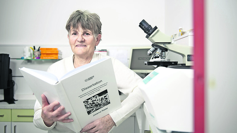 Johanna Riedel war einst Chemielehrerin. Mit 65 Jahren wagte die Rentnerin den Schritt an eine Universität.