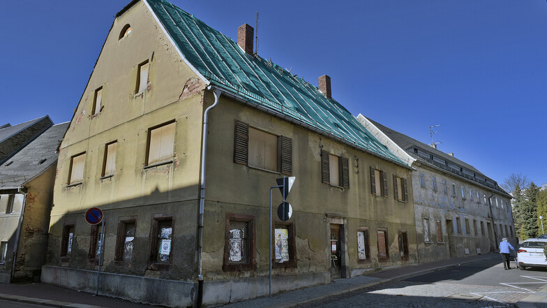 Am Stadtgut Hartha wurden schon Notsicherung vorgenommen, weil sich Dachziegel gelöst hatten. Der Gebäudekomplex steht unter Denkmalschutz, dennoch wird ein Abriss nicht ausgeschlossen.