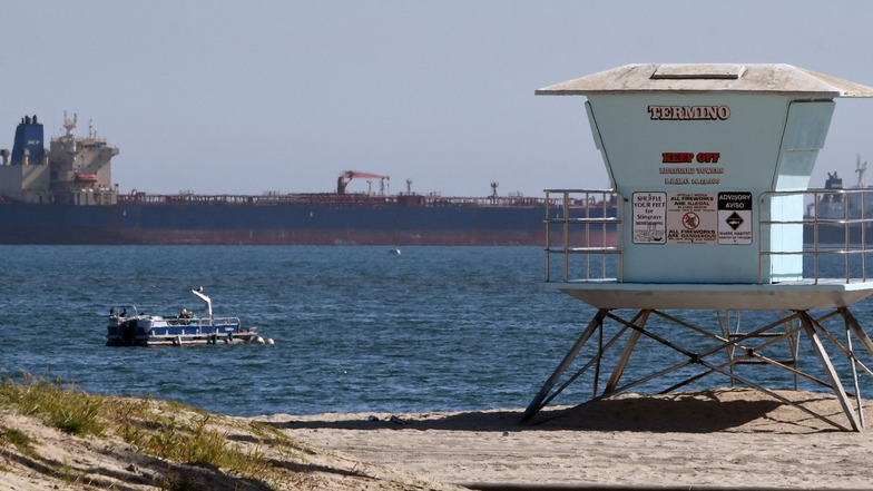 Ein Öltanker liegt vor der Küste von Long Beach in Kalifornien.