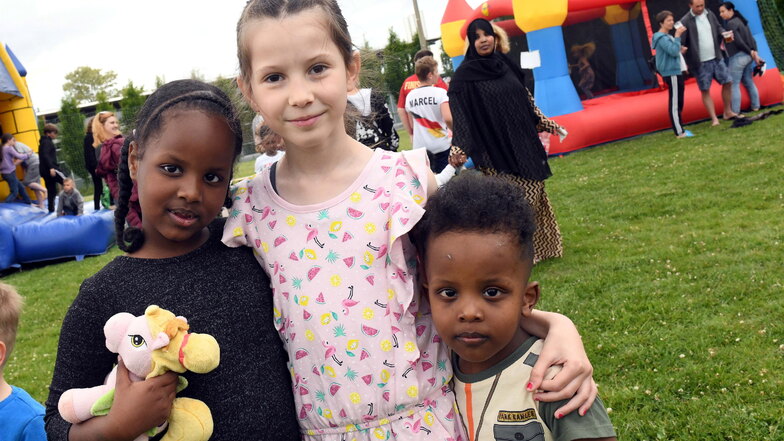 In Waldheim freuen sich Aisha und Mohamed aus Somalia und Nermina aus Bosnien über das Fest zum Kindertag.