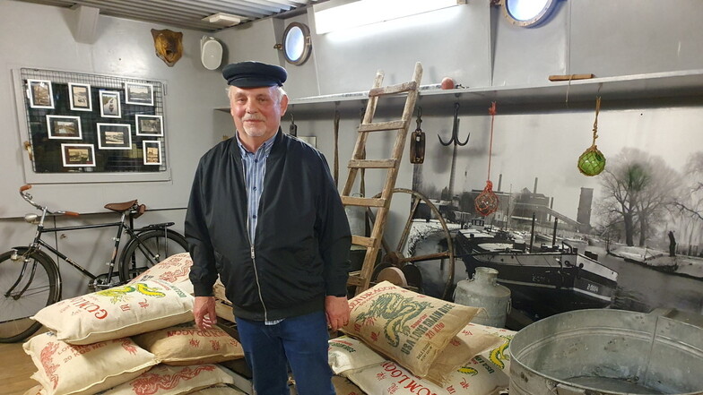 Jerzy Ratz, ehemaliger Seemann, führt heute über das Museumsschiff Lemara.