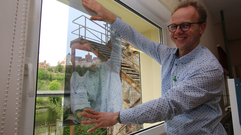 Sonnenschutz-Experte Andreas Schmidt und seine Mitarbeiter werden Proberäume in Leisniger Schulen mit einer Klebefolie ausstatten, die einen Blend- und Hitzeschutz zugleich bieten kann.