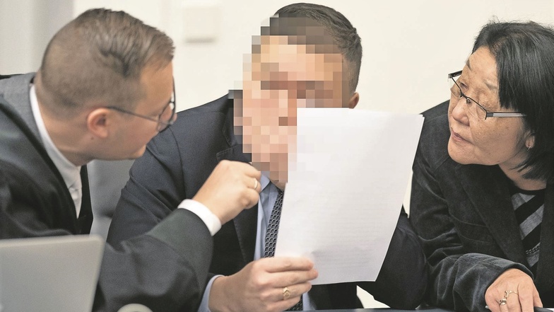 Angeklagt sind der Chaffeur Erdenebayar S. (M.) und der 40-jährige Vizekonsul Battushig B. Im Prozess äußerten sie sich bisher nur knapp.
