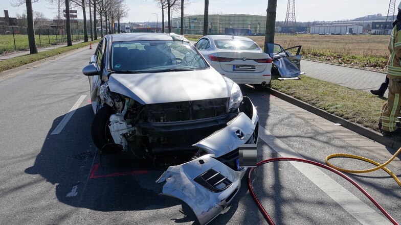 Schwer verletzt wurde am Freitag der Fahrer dieses Mazdas auf der Pirnaer Landstraße in Dresden.