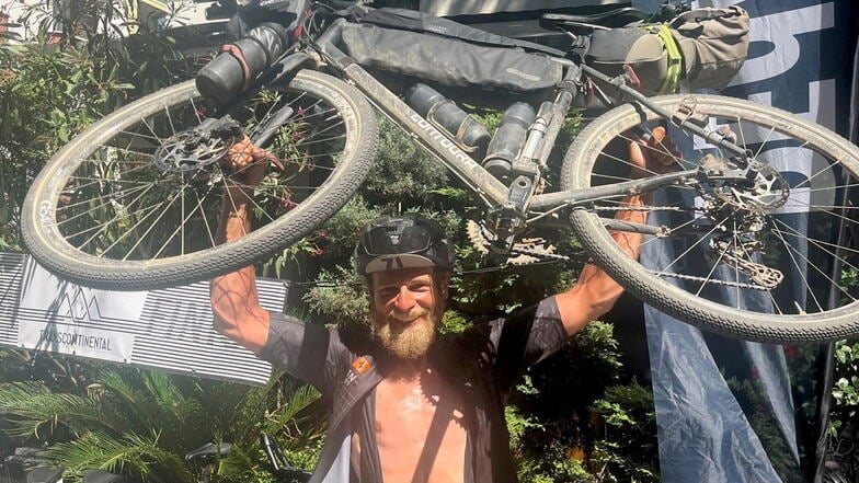 Von den Strapazen des Transcontinental Race gezeichnet, aber auch glücklich und stolz: Robin Reinsch im Ziel in Istanbul - nach zwölf Tagen und 17 Stunden auf dem Rad.