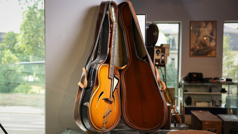Ein seltenes Stück ist eine Originalgitarre von einem der "Vier Brummers", die bei der Versteigerung des DDR-Museums am 8. Juli unter den Hammer kommt.