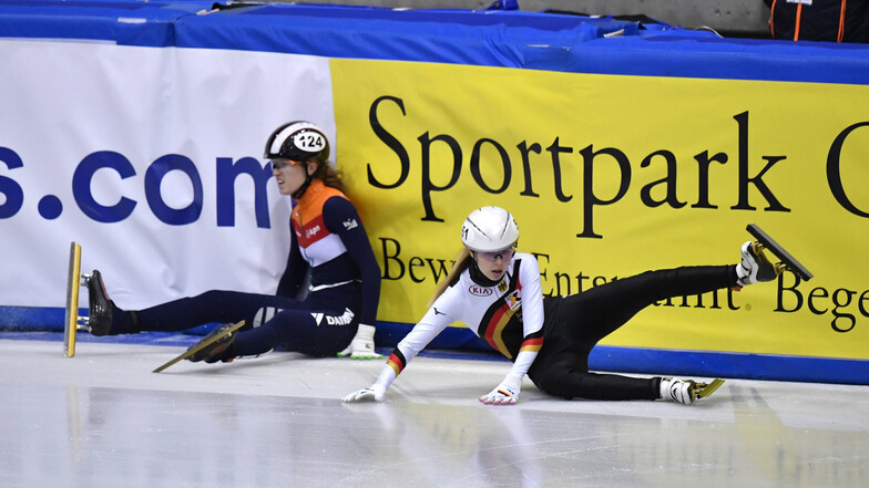 Der Sturz mit der Holländerin Rianne de Vries besiegelt für Anna Seidel (rechts) das Aus im Halbfinale über 1 000 Meter.