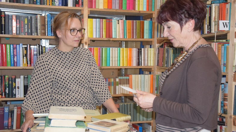 Besucherin Angela Johanning (r.) fragt Sybille Tschapek nach der Bibliothek deutscher Klassiker.