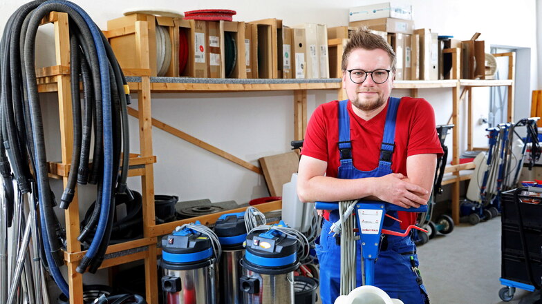 Maximilian Frank ist bei der Riesaer Firma RDL Handwerksmeister für Glas- und Gebäudereinigung.