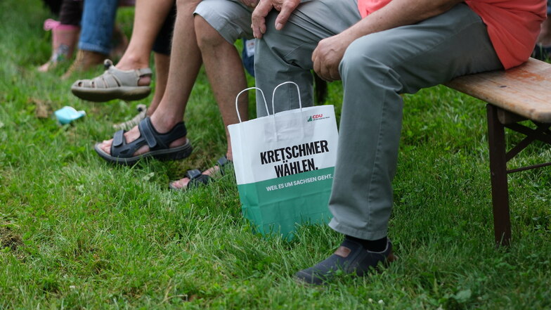 Besucher einer Wahlkampfveranstaltung der sächsischen Union in Leipzig: Nach einer neuen Umfrage liegt die CDU im Freistaat nun vor der AfD.