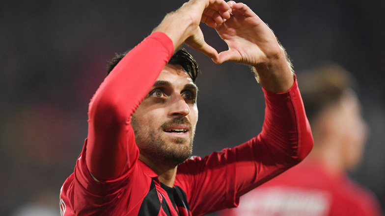 Vincenzo Grifo zeigt nach seinem Treffer gegen Bayern München - für seine Frau, seine Familie, aber auch für den SC Freiburg, bei dem er seine Stärken ausspielen kann.