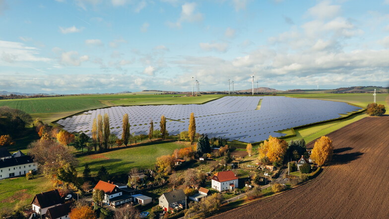 Erneuerbare Energie beieinander: Im Vordergrund der geplante Solarpark bei Radgendorf, im Hintergrund der Windpark Oberseifersdorf/Eckartsberg.