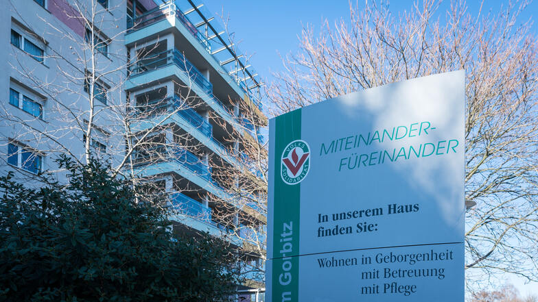 „Wohnen in Geborgenheit“ verspricht die Tafel am Pflegeheim der Volkssolidarität in Dresden-Gorbitz.