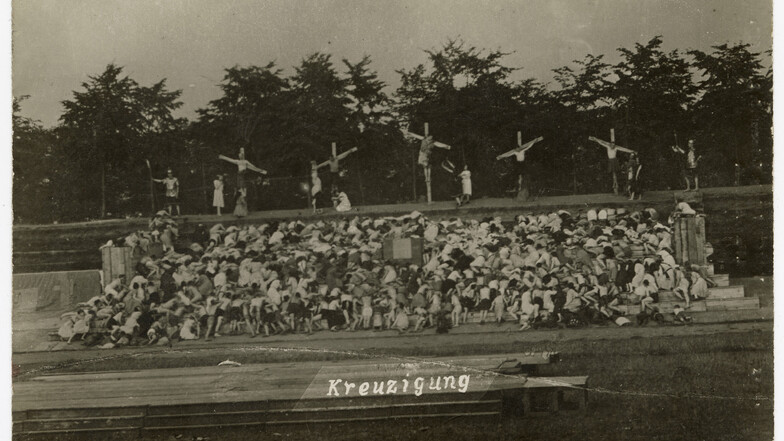 Die Geschlossenheit der Masse hatte 1920 symbolische Wirkung bei den Arbeiter-Festspielen.