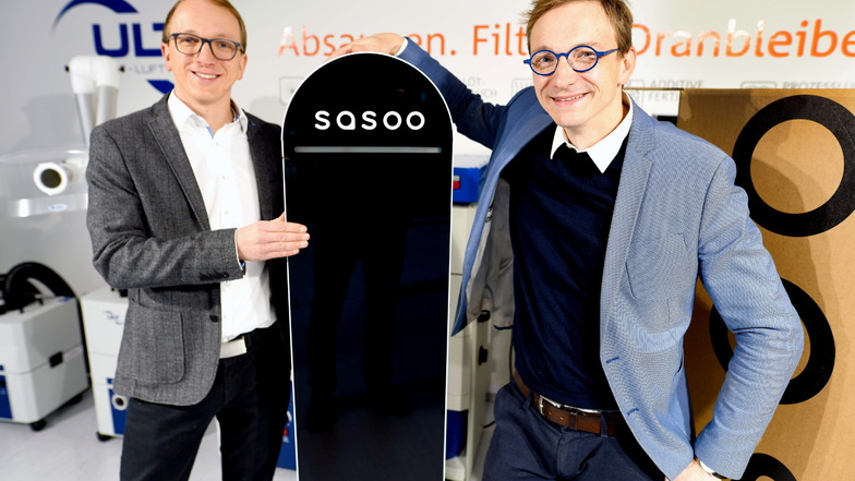 Die ULT-Inhaber Alexander und Stefan Jakschik (r.) mit einem von ihnen erfundenen Luftfiltergerät für Klassenräume.