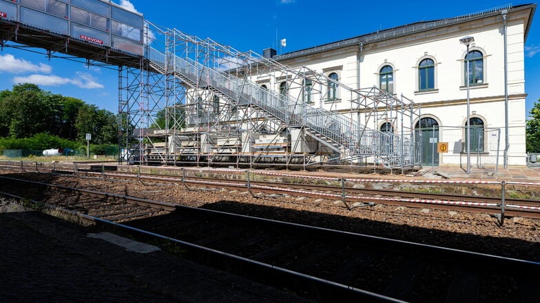 Die Brücke am Bahnhof in Bischofswerda, über die Reisende jetzt zu den Gleisen 2 und 3 gelangen, ist inzwischen in Betrieb. Trotzdem erhitzt sie weiterhin die Gemüter.