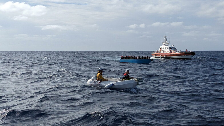 Das Beiboot der "Trotamar III" begleitet zusammen mit einem italienischen Seenotrettungsschiff ein Flüchtlingsboot.