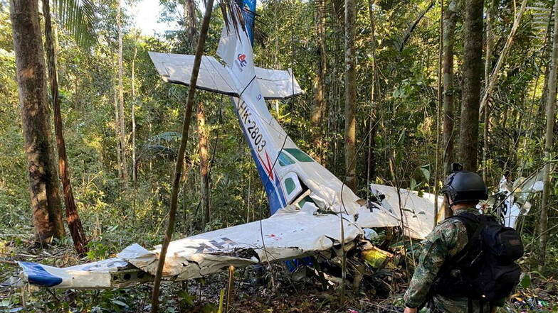Ein Soldat steht vor dem Wrack einer Cessna C206, die im Dschungel von Solano im kolumbianischen Bundesstaat Caqueta abgestürzt ist.
