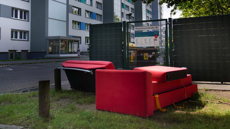 Ausrangiert und einfach abgestellt: Dieses rote Sofa wurde an diesem Freitag illegal neben einem Müllplatz in der Johannstadt entsorgt.