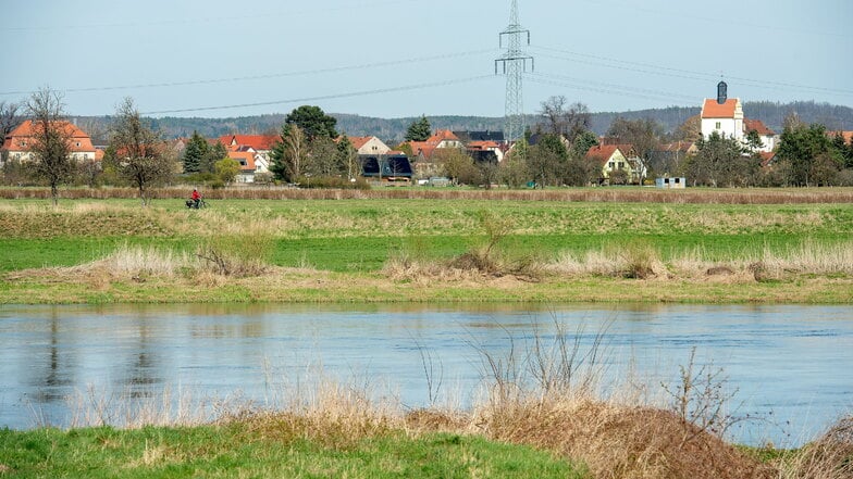 Rund 800 Meter trennen die Elbe von den Häusern. Der Abstand ist nicht groß genug, um eine Überflutung der Gebäude zu verhindern, wie vergangene Hochwasserereignisse gezeigt haben.