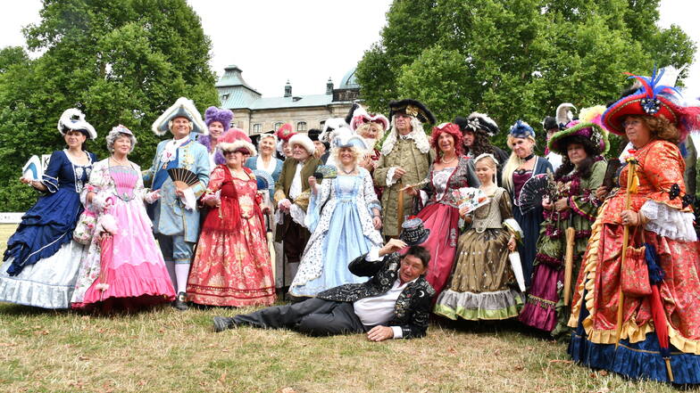 Veranstalter legt sich den Mitgliedern des Vereins "Elbvenizianischer Carneval" zu Füßen, die Kostüme beeindruckten die Besucher von Johns "Karierter Katze".