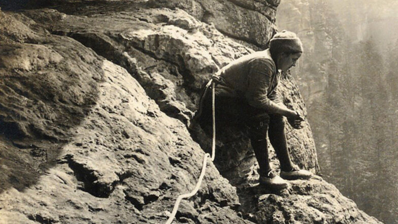 1926: Kletterin rastet an der Fluchtwand im Schmilkaer Gebiet.