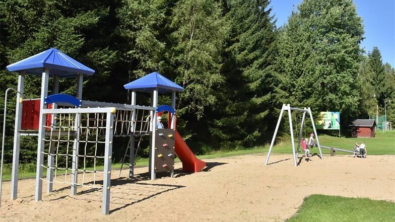 Spiel und Spaß im Grünen Für die eigenen Kinder und Urlauber steht der Spiel- und Sportplatz zur Verfügung. Wie der ganze Ort ist er in eine grüne Waldlandschaft eingebettet.