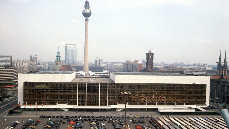 Das Original: Blick auf den Palast der Republik in Berlin Mitte. Vor zehn Jahren wurde das Gebäude abgerissen.