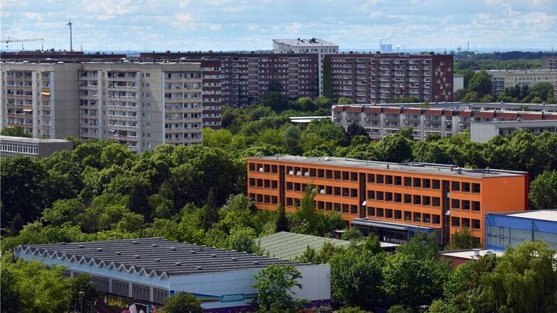 Als urbaner Raum mit Schulen, Sporthallen und Versorgungszentren zwischen den Wohnhäusern, so präsentiert sich Leipzig-Grünau (Sachsen) auch 40 Jahre nach der Grundsteinlegung.