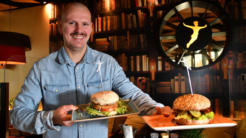 Tobias Kretschmer vom Peter Pane am Dresdner Zwinger mit zwei veganen Burgern, die speziell zum "Veganuary" zusätzlich angeboten werden.