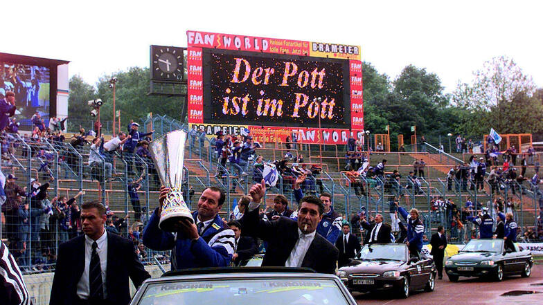 Der Pott ist im Pott! - steht auf der Anzeigetafel, als Coach Huub Stevens und Manager Rudi Assauer 1997 mit dem Uefa-Pokal auf der Ehrenrunde sind. 