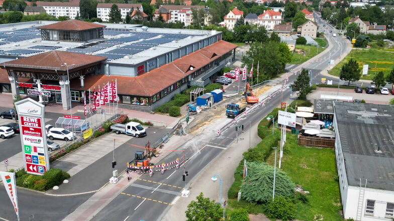Auslöser für den Ärger ist die Baustelle in der Hochwaldstraße direkt vor dem Rewe-Markt. Dort lässt die Stadt seit dem 17. Juni die Bushaltestelle umbauen, damit sie den neuen gesetzlichen Vorgaben entspricht.