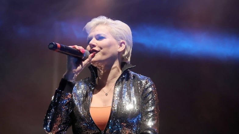 Schlagersängerin Melanie Müller singt auf der Bühne. Bei einem Auftritt in Leipzig wurden rechte Parolen gebrüllt.