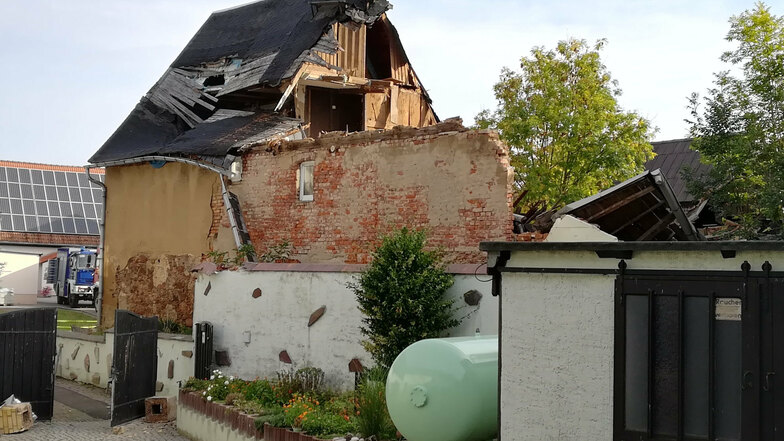 Die Hälfte des maroden Daches des Hauses in Limmritz ist schon weg. Der hintere Teil hätte für den neuen Gastank des Nachbarn zu einer Gefahr werden können.