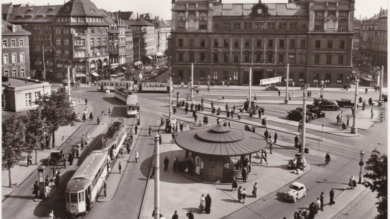 Am Dresdner Postplatz musste sich Jan Kamieński am 13. Februar 1945 entscheiden: Soll er Freunde suchen, die weiter im Zentrum leben, oder soll er umkehren?