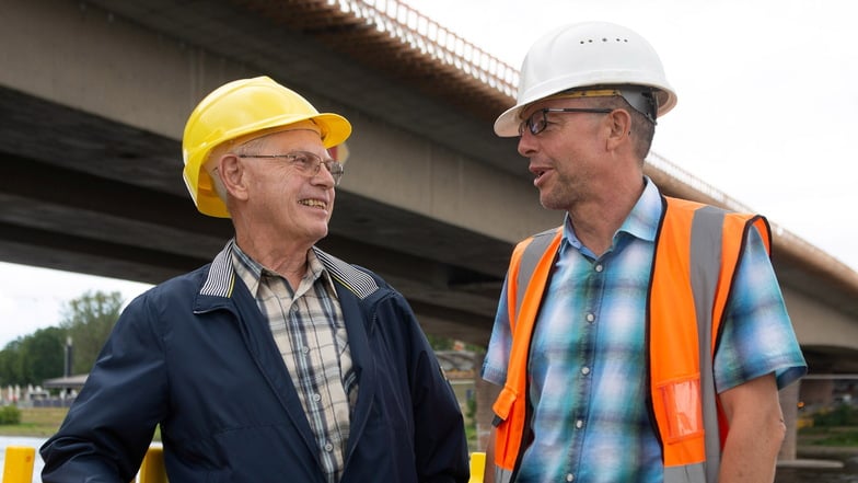 Ein Gespräch unter Fachleuten im September 2020. Witlof Riedrich (l.) führte als Oberbauleiter die Arbeiten an der 1971 fertiggestellten Carolabrücke. Thomas Börner vom Straßenbauamt war Projektleiter bei der Sanierung des elbaufwärts liegenden Brückenzug