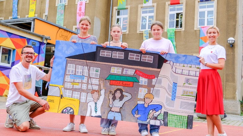 Sie haben sich mit Schule im Wandel der Zeiten beschäftigt: Philipp Starke und Yevgeniya Lehmann (r.) mit den Schülerinnen Lydia, Olivia und Gina (v.l.). Am Freitag feierte die Oberschule Kötzschenbroda 150 Jahre.