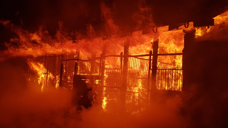 Die Scheune stand lichterloh in Flammen, als die Feuerwehr eintraf.