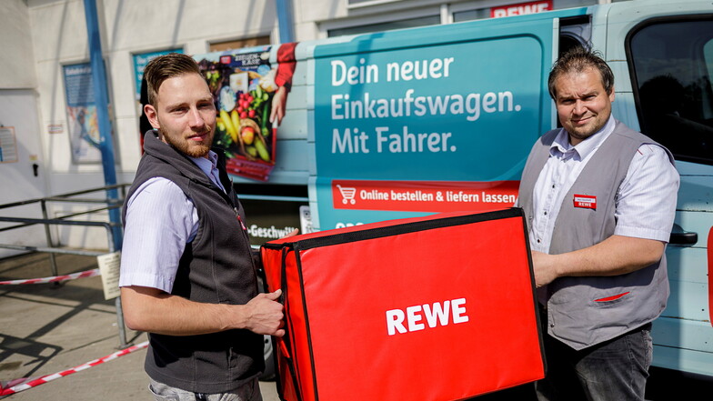 Sebastian Fehrenbach (links) und Benjamin Geschwill vor einem Rewe-Lieferfahrzeug. Bald soll es ein weiteres Fahrzeug geben.