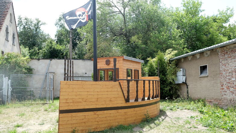 In den letzten Monaten wurde ein Piratenschiff auf dem Hof in Meißen-Dobritz gebaut.