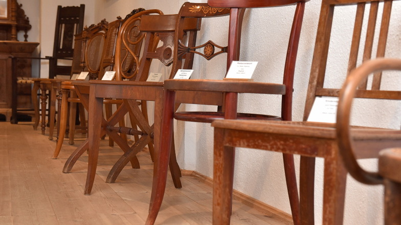 Eine Stuhlparade durch verschiedene Epochen der Zeitgeschichte: Das Sitzmöbel prägt die Sammlung des Rabenauer Museums.