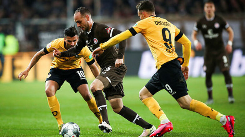 Ex-Dynamo Rico Benatelli gegen zwei Dresdner - ein Bild mit Seltenheitswert. Meist sah es so aus, als hätte St. Pauli einen Spieler mehr.