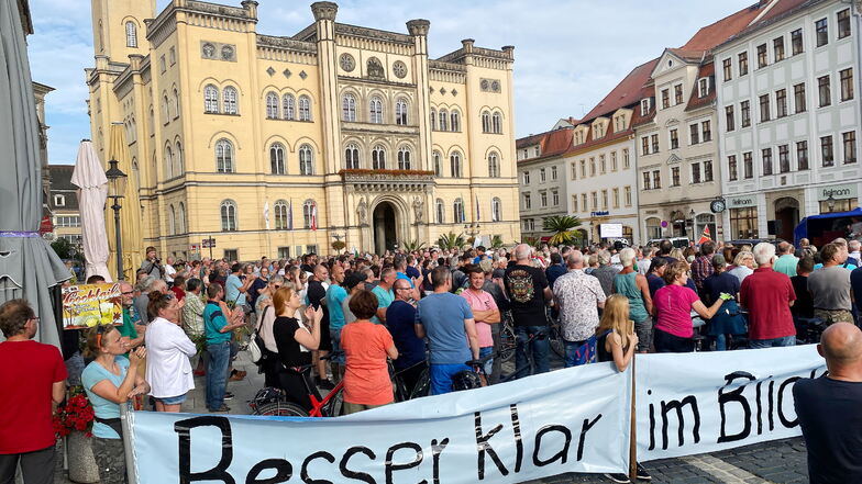 Die Organisatoren der Zittauer Montagsdemos - hier ein Foto von einer Veranstaltung im Juli - haben einen offenen Brief an Sachsens Bundestagsabgeordnete verfasst.